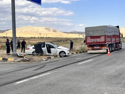 &Ccedil;ankırı'da kamyon ile otomobil &ccedil;arpıştı: 3 &ouml;l&uuml;, 2 yaralı