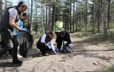 &Ccedil;ankırı&rsquo;da protokol ve vatandaşlar ormanlarda &ccedil;&ouml;p topladı
