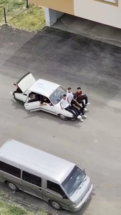 Canlarını hi&ccedil;e saydılar: Bu kadarı da olmaz dedirten g&ouml;r&uuml;nt&uuml;
