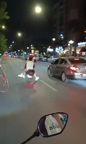 Canlarını hi&ccedil;e saydılar, otomobilin altında kalmaktan son anda kurtuldular
