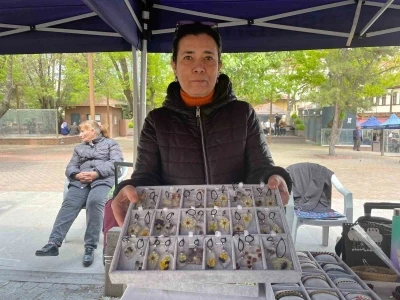 Canlı &ccedil;i&ccedil;ekler epoksi re&ccedil;ine ile kolyeye d&ouml;n&uuml;ş&uuml;yor
