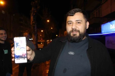 Canlı yayında oyun oynarken yıldırım d&uuml;şt&uuml;