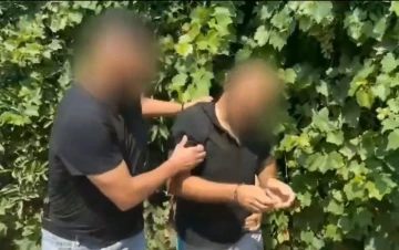 Canlı yayında "beni ekip, helikopter alabilir mi ya" dedi, JASAT bah&ccedil;ede yakaladı
