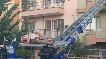 Cansız bedeni y&uuml;k asans&ouml;r&uuml;yle taşındı
