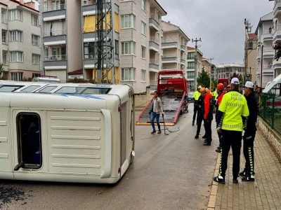 &Ccedil;arpışan 2 minib&uuml;sten biri devrildi: 16 yaralı