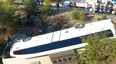 &Ccedil;arpışan otob&uuml;s ve otomobil şarampole devrildi: Acı haber geldi! 