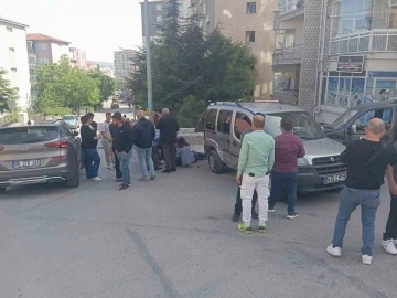 &Ccedil;arpışan otomobillerin arasında kalarak yaralanan kadın kamerada
