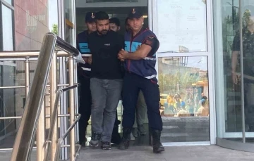 &Ccedil;arptığı genci &ouml;ld&uuml;ren s&uuml;r&uuml;c&uuml; 50 g&uuml;n saklandı, g&uuml;neş panellerinin altında yakalandı