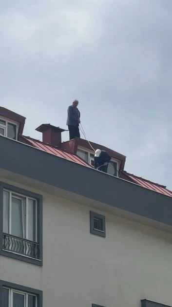 &Ccedil;atı tadilatı yapan iş&ccedil;i beline ip bağlayarak g&uuml;venlik &ouml;nlemi aldı
