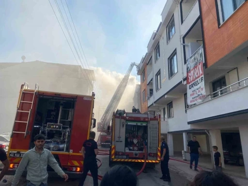 &Ccedil;atı tadilatında &ccedil;ıkan yangın korkuttu
