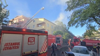 &Ccedil;atıda başlayan yangın, bitişikteki binaya sı&ccedil;radı