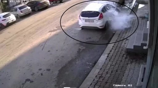 &Ccedil;atıdan kopan kar k&uuml;tlesi park halindeki aracın &uuml;zerine d&uuml;şt&uuml;
