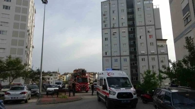 &Ccedil;atıya &ccedil;ıkan kadını polisler ikna etti
