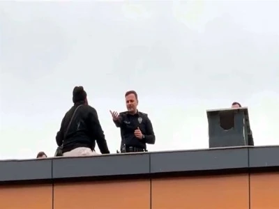 &Ccedil;atıya &ccedil;ıkan kapıcıyı, başkomiser ikna etti