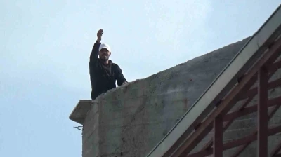 &Ccedil;atıya &ccedil;ıktı, kendisini ikna etmeye &ccedil;alışan polislere "gazeteciler gitsin inerim" dedi
