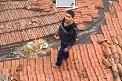 &Ccedil;atıya saklandı, polisten ka&ccedil;amadı!
