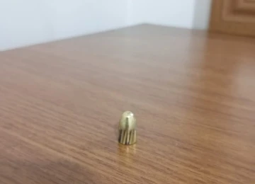 &Ccedil;atıyı delip ge&ccedil;en yorgun mermi eve girdi
