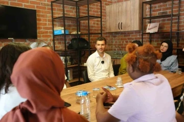 &Ccedil;ay ve kahve yudumlayarak İngilizce &ouml;ğreniliyor
