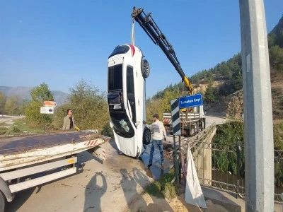 &Ccedil;aya u&ccedil;an otomobildeki 2 kız &ccedil;ocuğunu yoldan ge&ccedil;en s&uuml;r&uuml;c&uuml;ler kurtardı
