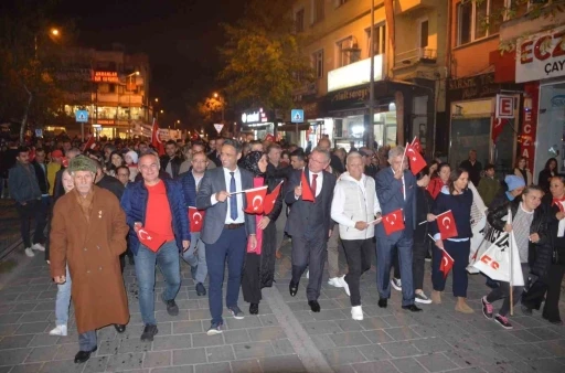 &Ccedil;aycuma&rsquo;da Cumhuriyet coşkusu fener alayı ile s&uuml;rd&uuml;
