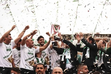 &Ccedil;ayelispor 3. Lig kupasını kaldırdı

