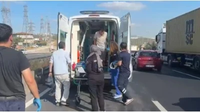 &Ccedil;ekiciyle &ccedil;arptığı otomobili devirip, ka&ccedil;tı; 3 yaralı