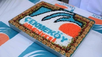 &Ccedil;ekmek&ouml;y&rsquo;de dede ve imamın duası eşliğinde aşure bereketi
