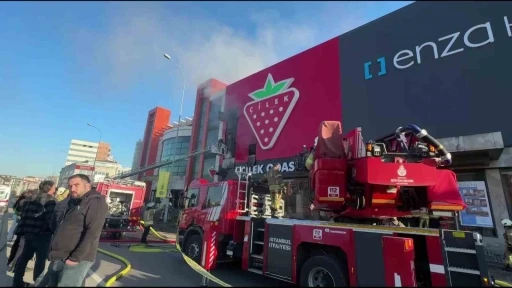 &Ccedil;ekmek&ouml;y&rsquo;de mobilya mağazasında yangın: 1 kişi hastaneye kaldırıldı
