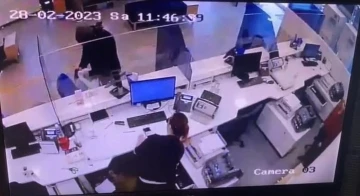 &Ccedil;ekmek&ouml;y&rsquo;de oyuncak tabanca ile banka soygunu kamerada
