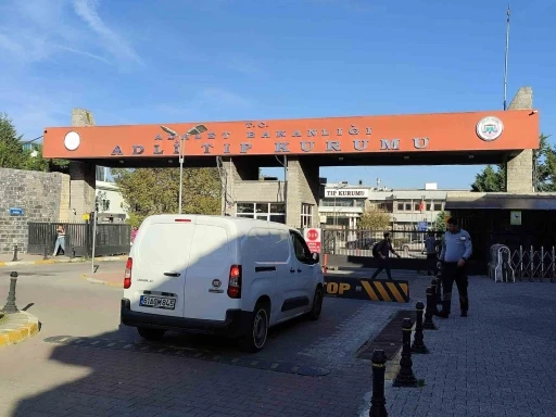 Cem Garipoğlu&rsquo;nun ailesi, DNA &ouml;rneği vermek i&ccedil;in Adli Tıp&rsquo;a geldi
