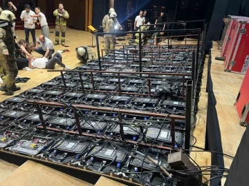 Cemal Reşit Rey&rsquo;de mezuniyet t&ouml;reninde facia: Dev pano devrildi, 6 kişi yaralandı
