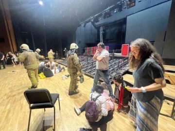 Cemal Reşit Rey Konser Salonu&rsquo;nda dev ekran insanların &uuml;zerine devrildi
