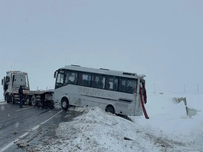 Cenaze g&ouml;t&uuml;r&uuml;len midib&uuml;s devrildi; 3'&uuml; ağır, 22 yaralı