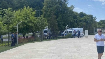 Cenaze namazı &ouml;ncesi cami avlusunda tekme tokat kavga ettiler
