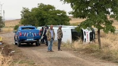 Cenaze t&ouml;renine giden minib&uuml;s devrildi: 8 yaralı