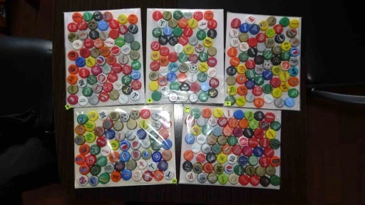 &Ccedil;eşit &ccedil;eşit koleksiyon yaparak ofisinde sergiliyor
