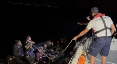  &Ccedil;eşme a&ccedil;ıklarında korku dolu anlar: 42 ka&ccedil;ak g&ouml;&ccedil;men kurtarıldı