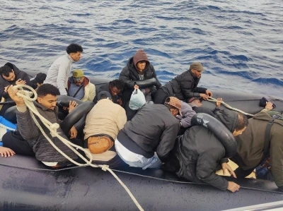 &Ccedil;eşme a&ccedil;ıklarında lastik bottaki 24 g&ouml;&ccedil;men Sahil G&uuml;venlik ekiplerince kurtarıldı
