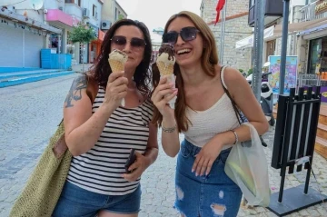 &Ccedil;eşme Ala&ccedil;atı, bu kez de dondurma fiyatıyla g&uuml;ndemde: İşletme sahibi konuştu
