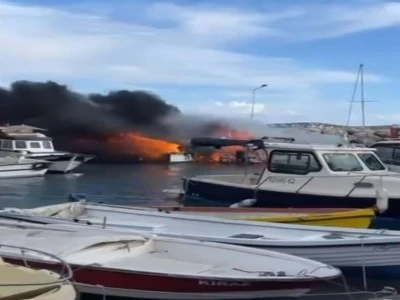 &Ccedil;eşme'de 7 tekne yandı