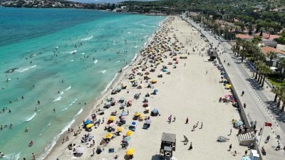 &Ccedil;eşme'de sahiller bayramın ikinci g&uuml;n&uuml;nde doldu