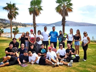 &Ccedil;eşme&rsquo;de &uuml;niversite &ouml;ğrencileri, padel sporuyla buluştu