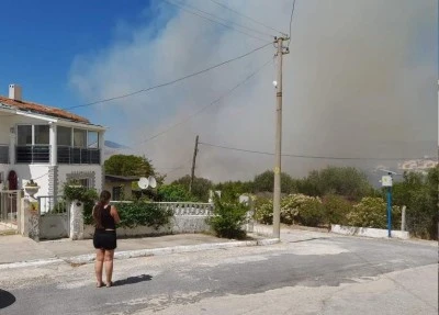 &Ccedil;eşme'de yangın b&uuml;y&uuml;d&uuml;, 5 u&ccedil;ak ve 18 helikopterle m&uuml;dahele s&uuml;r&uuml;yor