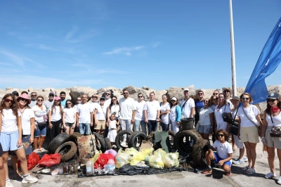 &Ccedil;eşme Kıyılarından 1,5 Ton Atık &Ccedil;ıkarıldı