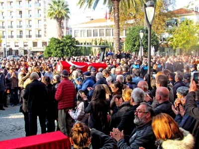 &Ccedil;eşme&rsquo;nin eski Belediye Başkanı T&uuml;t&uuml;nc&uuml;oğlu, son yolculuğuna uğurlandı