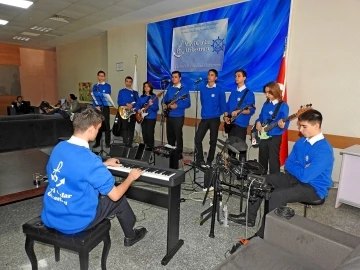 &Ccedil;eşme&rsquo;nin ilk ve tek okul orkestrasından hastanede moral konseri
