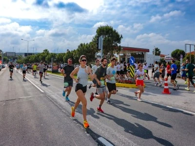 &Ccedil;eşme Yarı Maratonu&rsquo;na 43 &uuml;lkeden 3 bin 450 sporcu katılacak