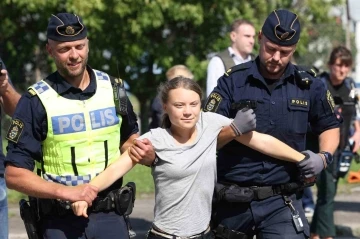 &Ccedil;evre aktivisti Thunberg&rsquo;e 2 ayda 2&rsquo;inci &ldquo;polise itaatsizlik&rdquo; su&ccedil;laması
