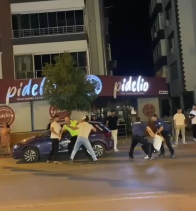 Ceza yazan polise saldırdılar; o anlar kamerada