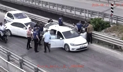 Cezaevi &ouml;n&uuml;nde 2 kişiyi yaralayıp, otomobil &ccedil;alan ş&uuml;phelilerin yakalandı